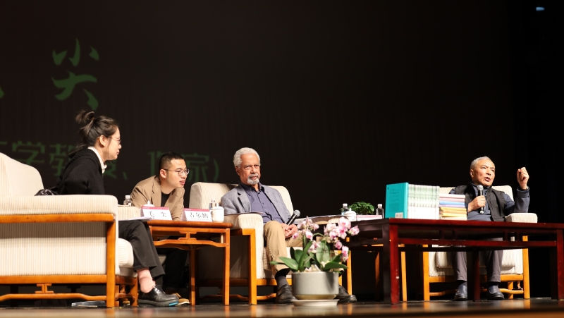 对谈嘉宾是作家格非,毛尖担任主持 摄影/罗敏